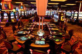 Bumar8 Live Casino ဒိုင်သမားနှင့် Baccarat ဝိုင်းကိုပြသသောပုံ